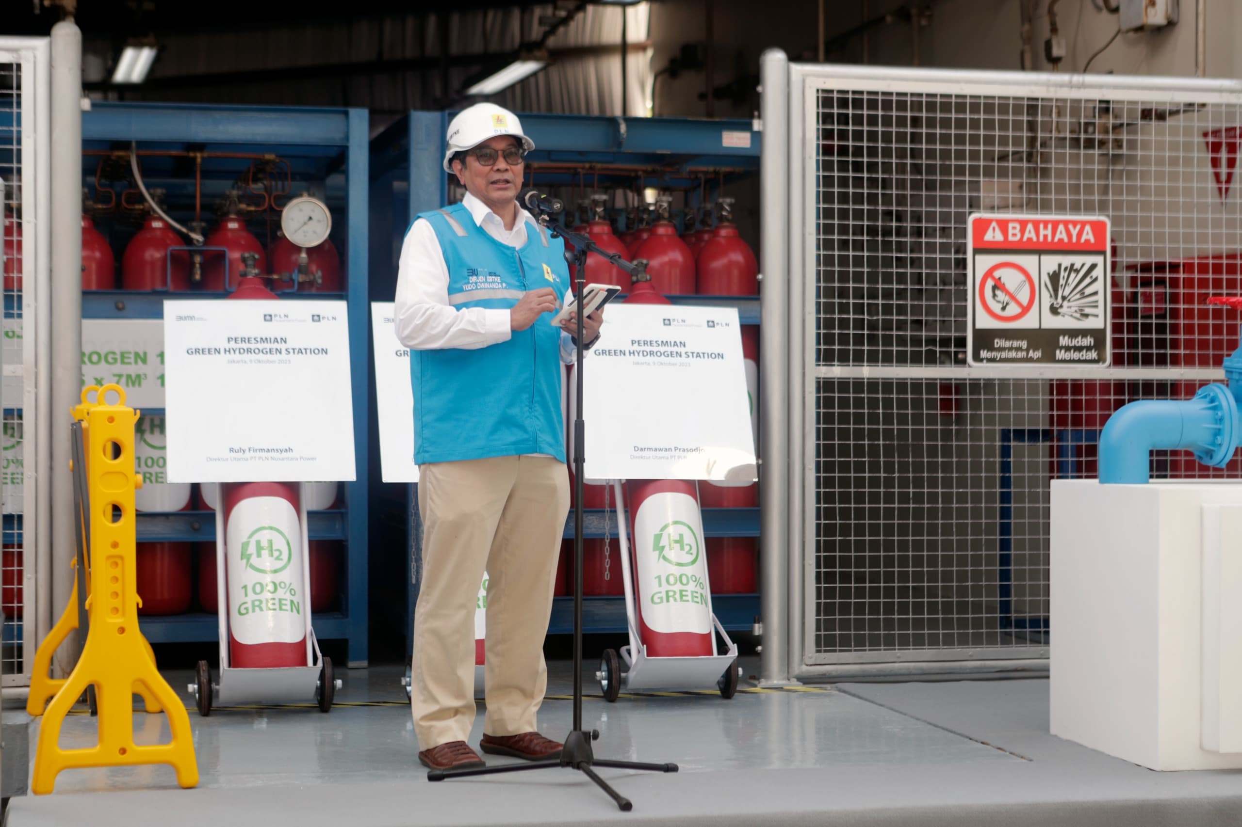 Direktur Utama PLN Darmawan Prasodjo saat menyampaikan sambutan dalam acara peresmian Green Hydrogen Plant pertama di Indonesia yang berlokasi di kawasan Pembangkit Listrik Tenaga Gas Uap (PLTGU) Muara Karang, Pluit, Jakarta, Senin (9/10). GHP ini merupakan hasil inovasi yang terus Direktur Jenderal Energi Baru Terbarukan dan Konservasi Energi Kementerian Energi dan Sumber Daya Mineral (ESDM) Yudo Dwinanda Priaadi saat menyampaikan sambutan dalam acara peresmian Green Hydrogen Plant pertama di Indonesia hasil inovasi PLN yang berlokasi di kawasan Pembangkit Listrik Tenaga Gas Uap (PLTGU) Muara Karang, Pluit, Jakarta, Senin (9/10). Dirinya mengapresiasi inovasi yang dilakukan PLN dalam menghasilkan green hydrogen. Menurutnya, ke depan, hidrogen hijau ini adalah game changer dalam transisi energi.