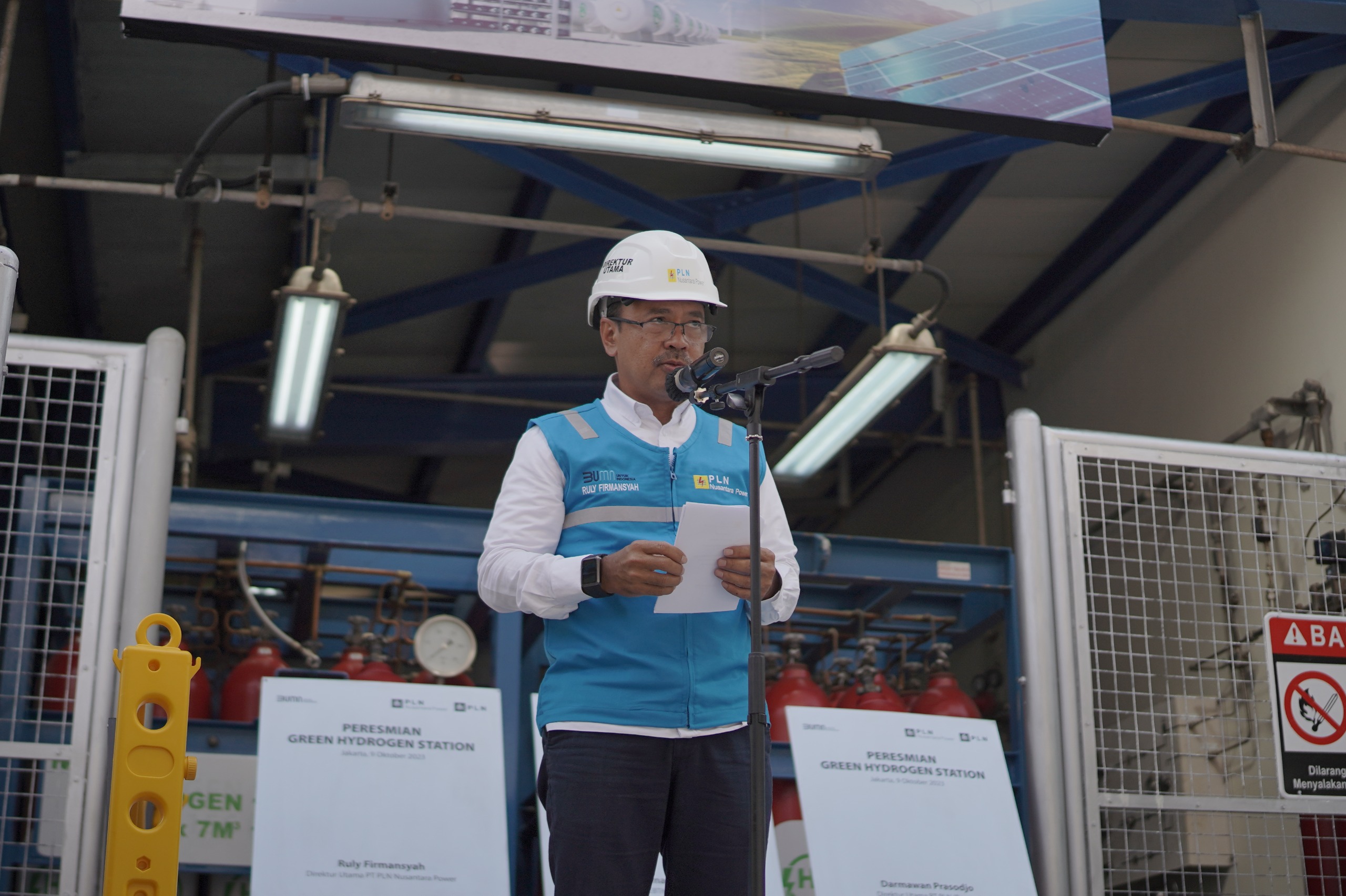 Direktur Utama PLN Nusantara Power, Ruly Firmansyah saat menyampaikan sambutan dalam acara peresmian Green Hydrogen Plant pertama di Indonesia yang berlokasi di kawasan Pembangkit Listrik Tenaga Gas Uap (PLTGU) Muara Karang, Pluit, Jakarta, Senin (9/10). Menurutnya, dalam menghasilkan green hydrogen, pihaknya memanfaatkan beberapa electrolyzer dengan total kapasitas 2.795 MWh per tahun. Dengan cara tersebut, PLN NP mampu memproduksi 100% hidrogen hijau sebesar 51 ton per tahun.